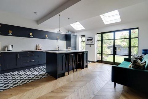 48 Belfairs Drive, Leigh-on-sea, SS9 3AA