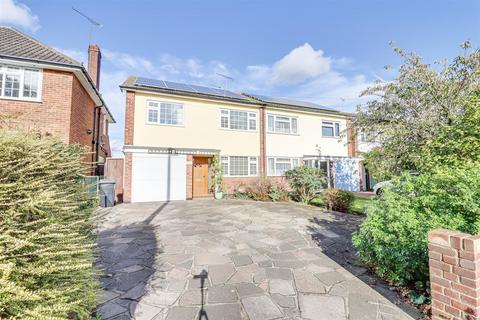 105 Blenheim Chase, Leigh-on-sea, SS9 3BY