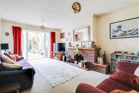 105 Blenheim Chase, Leigh-on-sea, SS9 3BY