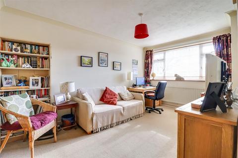 105 Blenheim Chase, Leigh-on-sea, SS9 3BY