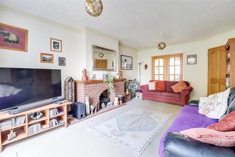 105 Blenheim Chase, Leigh-on-sea, SS9 3BY