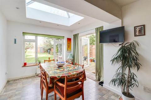 105 Blenheim Chase, Leigh-on-sea, SS9 3BY