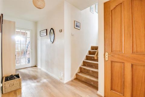 105 Blenheim Chase, Leigh-on-sea, SS9 3BY