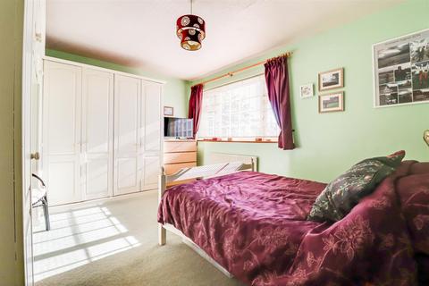105 Blenheim Chase, Leigh-on-sea, SS9 3BY