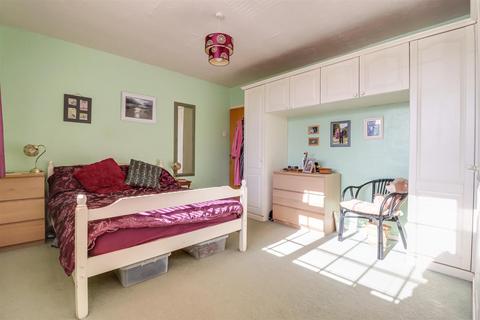 105 Blenheim Chase, Leigh-on-sea, SS9 3BY