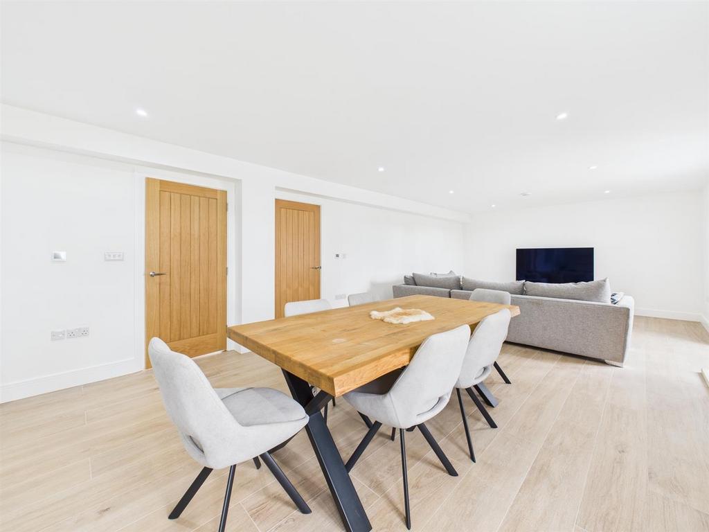 CAM04099 G0-PR0071-STILL021.jpg