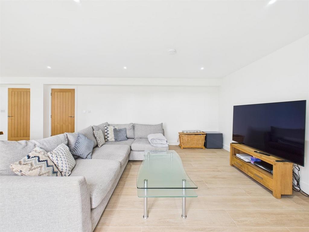 CAM04099 G0-PR0071-STILL022.jpg