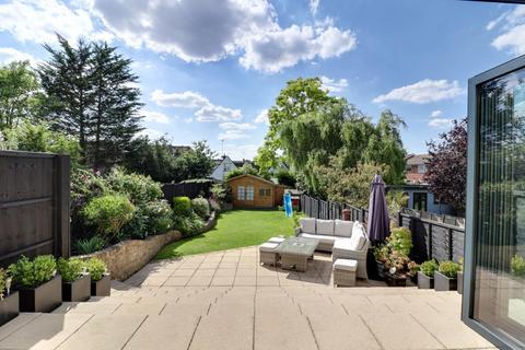 23 Avondale Drive, Leigh-on-sea, SS9 4HN