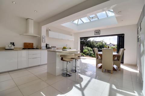 23 Avondale Drive, Leigh-on-sea, SS9 4HN