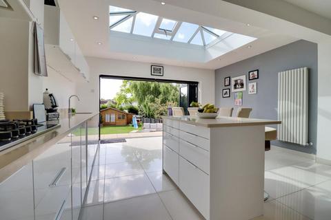 23 Avondale Drive, Leigh-on-sea, SS9 4HN