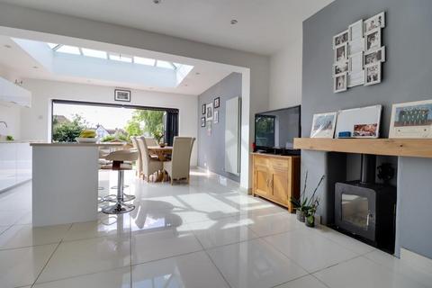 23 Avondale Drive, Leigh-on-sea, SS9 4HN