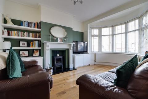23 Avondale Drive, Leigh-on-sea, SS9 4HN