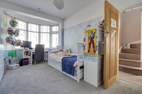 23 Avondale Drive, Leigh-on-sea, SS9 4HN