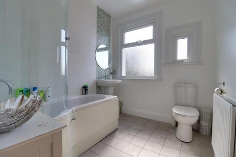 23 Avondale Drive, Leigh-on-sea, SS9 4HN