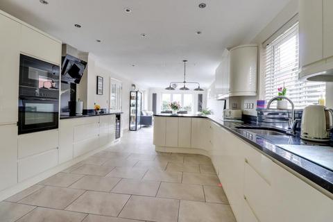 46 Blenheim Crescent, Leigh-on-sea, SS9 3DT