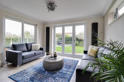 46 Blenheim Crescent, Leigh-on-sea, SS9 3DT