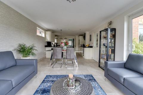 46 Blenheim Crescent, Leigh-on-sea, SS9 3DT