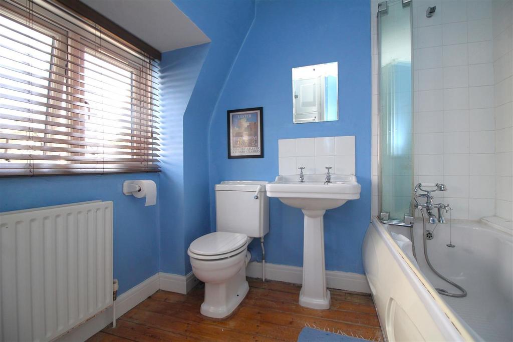 Bathroom 2 .JPG