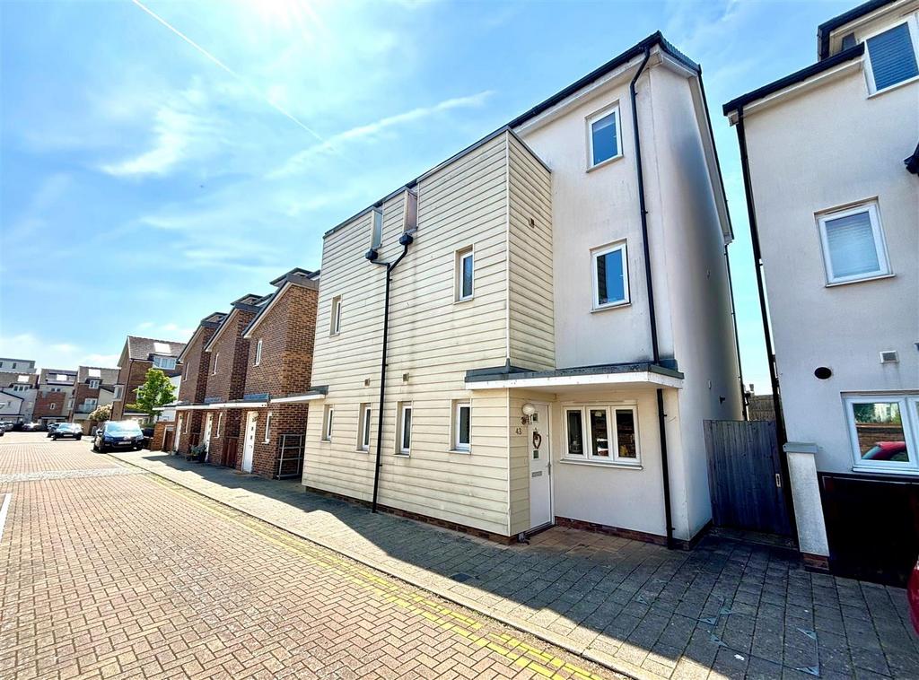 Pyle Close, Addlestone KT15 4 bed semidetached house for sale £520,000