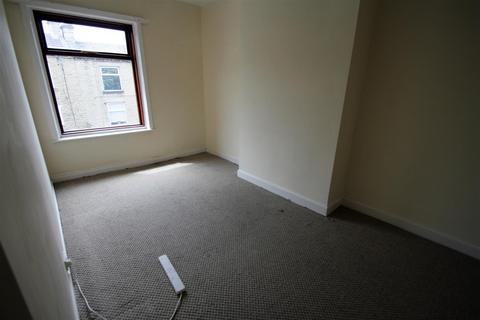2 bedroom end of terrace house to rent, Victoria Place, Brighouse