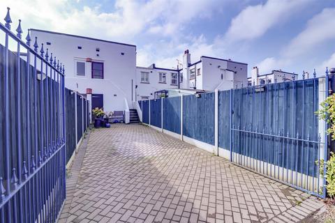 2 bedroom flat for sale, London Road, Leigh-On-Sea SS9