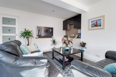 32 Adalia Crescent, Leigh-on-sea, SS9 3SN