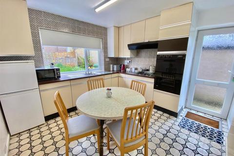 5 Broadgate Crescent, Huddersfield, HD5 8HT