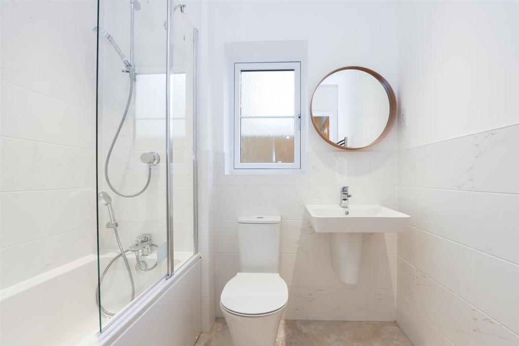 Family Bathroom 1.jpg