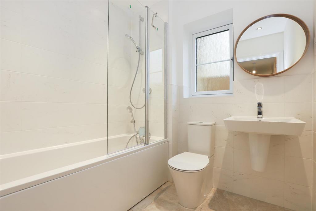 Family Bathroom 2.jpg
