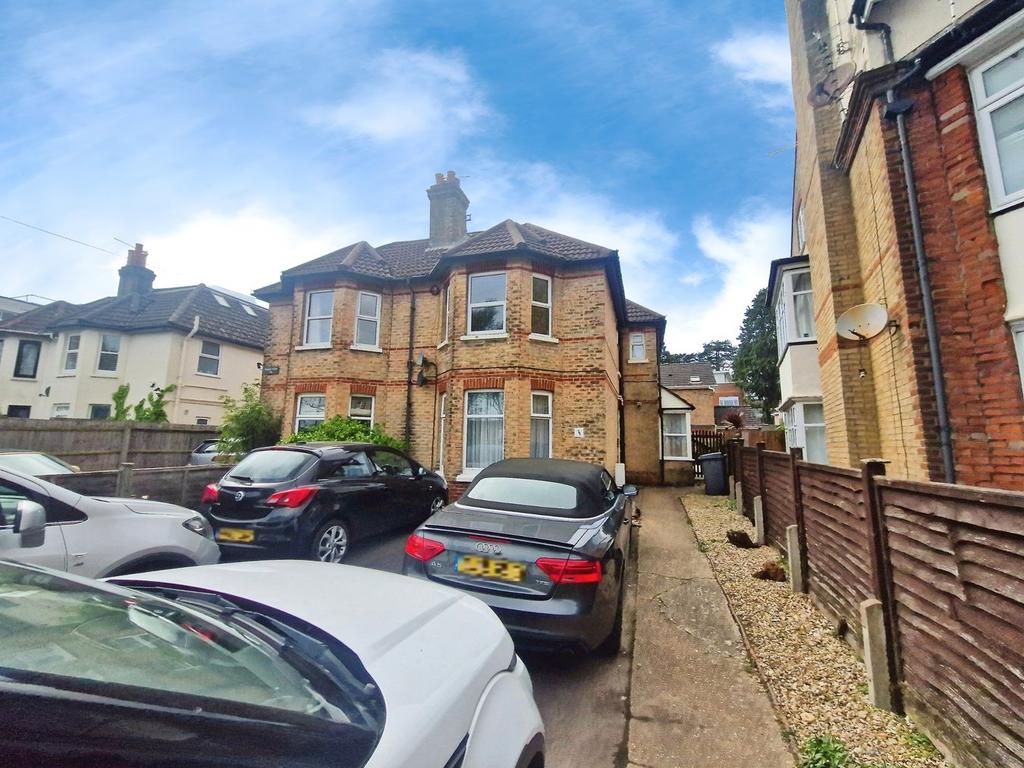 Alumhurst Road, Bournemouth, BH4 2 bed apartment for sale £235,000