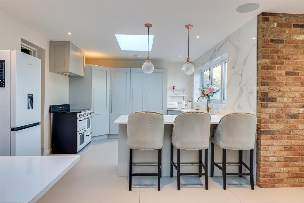 Crescent Road, LeighOnSea SS9 4 bed detached house for sale £750,000
