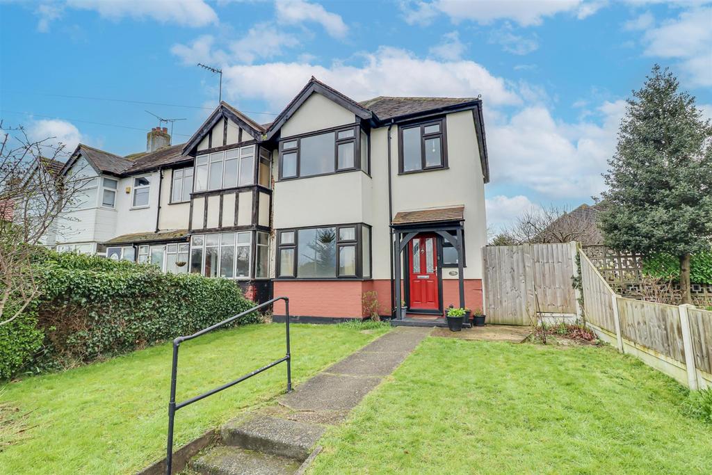 Arterial Road, LeighOnSea SS9 3 bed end of terrace house for sale £