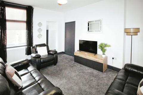 4 bedroom flat to rent, Stanhope Road, South Shields
