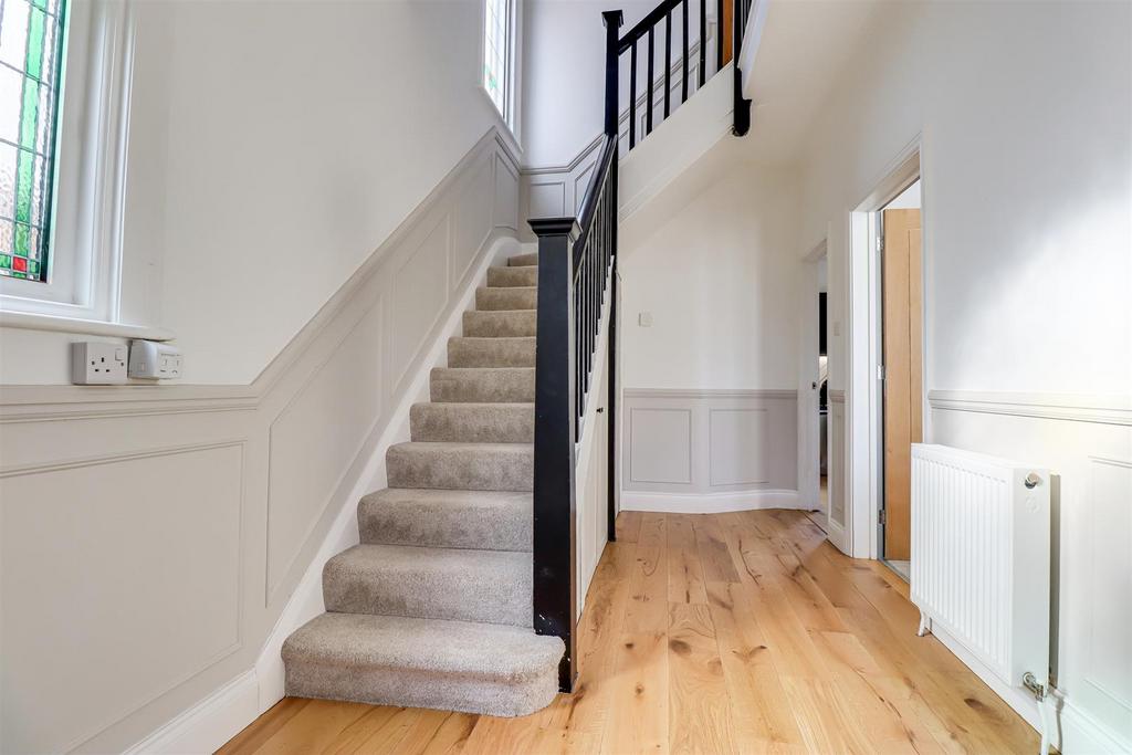 Woodfield Park Drive, LeighOnSea SS9 3 bed semidetached house for