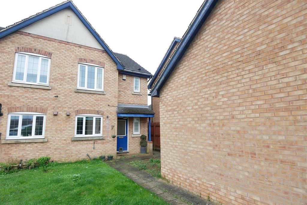 Gildersome 3 bed semidetached house for sale £245,000