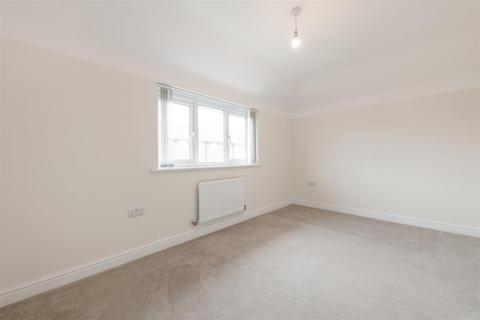 2 bedroom end of terrace house to rent, Perrywood Way, Warwick
