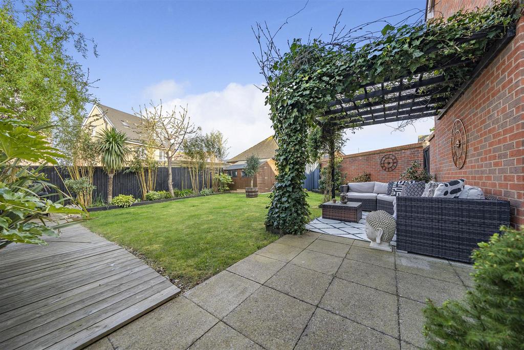 Castle Drive 3 Bedroom Detached Property   Garden