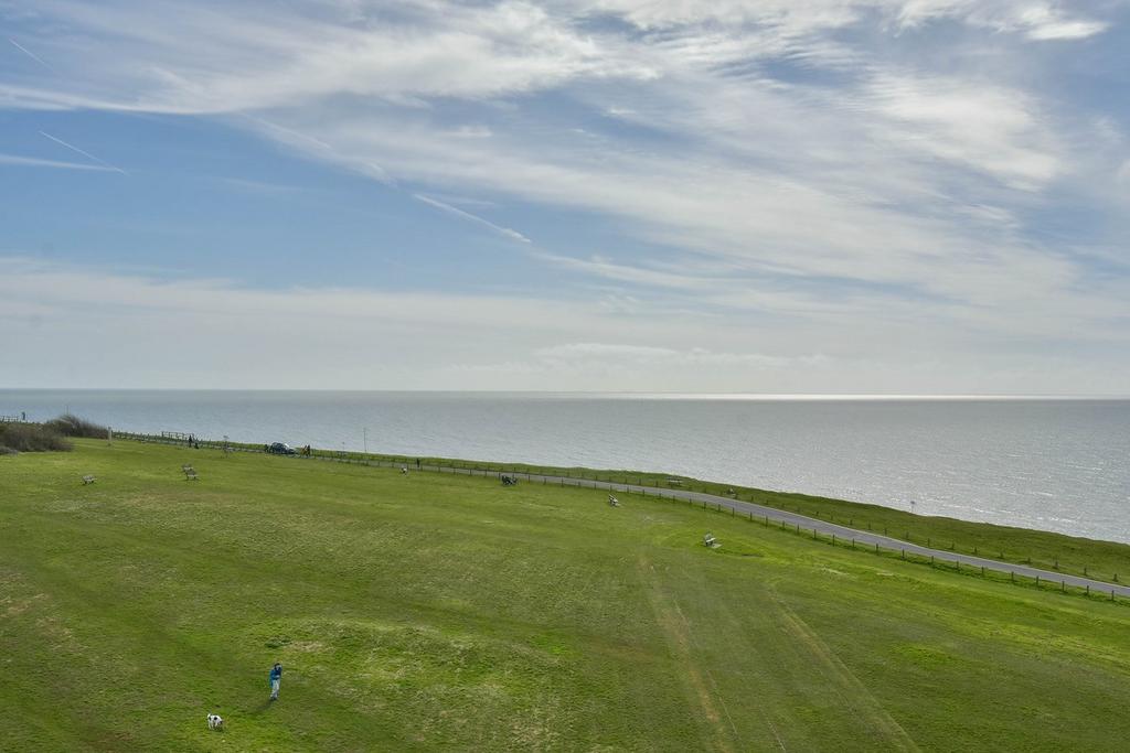 Sutton Place, BexhillonSea, TN40 2 bed flat for sale £230,000