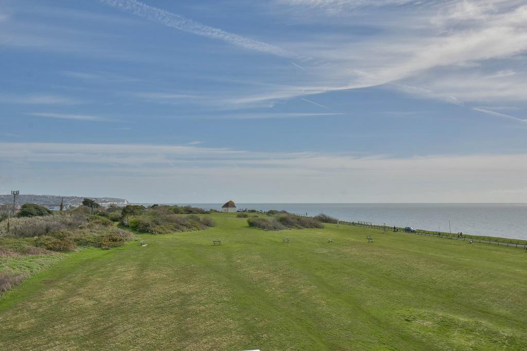 Sutton Place, BexhillonSea, TN40 2 bed flat for sale £230,000