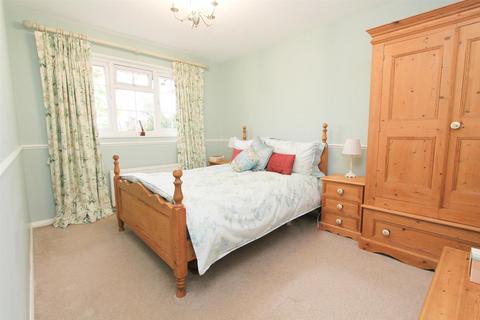24 Hillcroome Road, Sutton, SM2 5EL