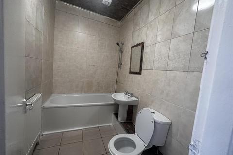3 bedroom terraced house to rent, Chinley Avenue, Manchester
