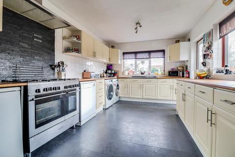 60 Blenheim Crescent, Leigh-on-sea, SS9 3DT