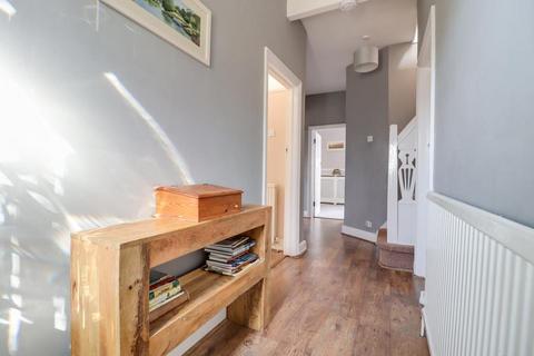 60 Blenheim Crescent, Leigh-on-sea, SS9 3DT
