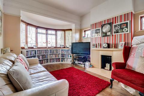 60 Blenheim Crescent, Leigh-on-sea, SS9 3DT