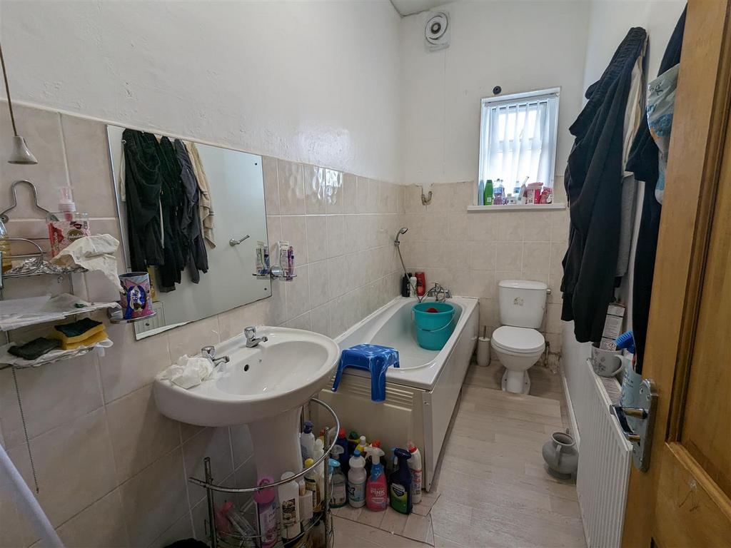 4 Bath.jpg