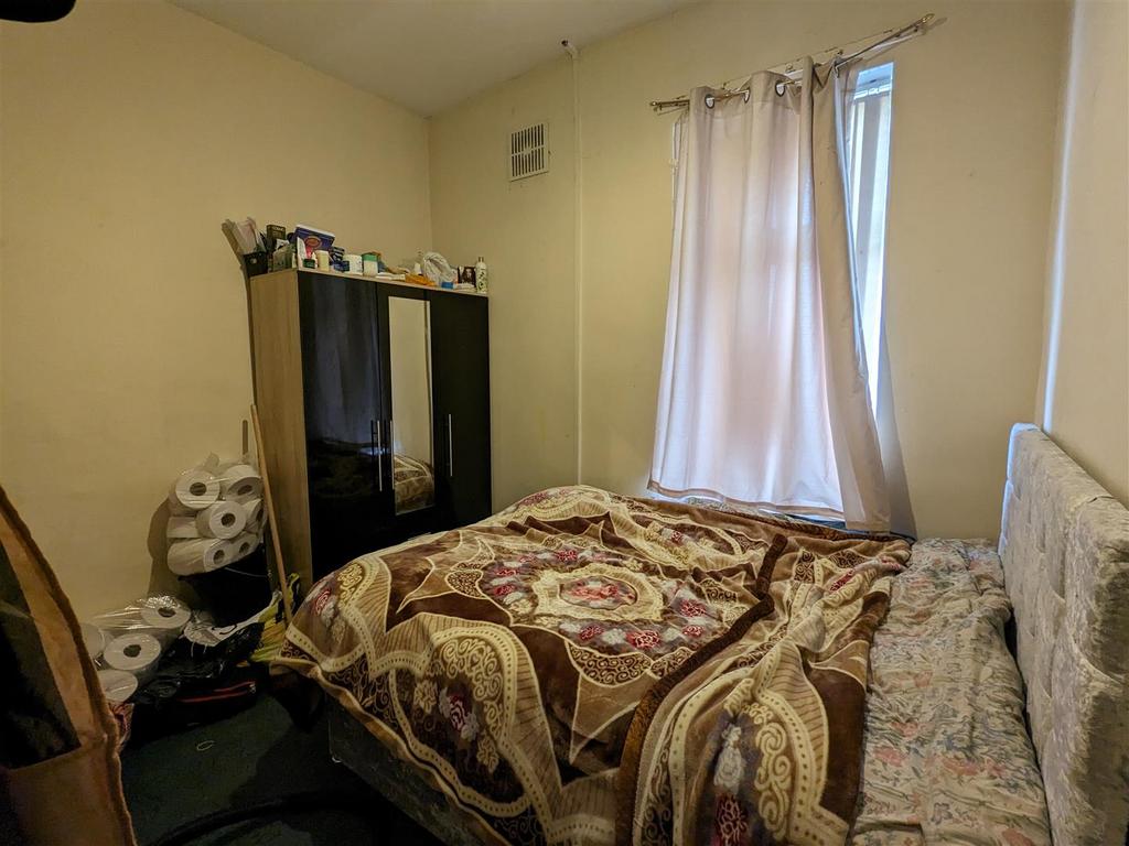 6 Bed2.jpg