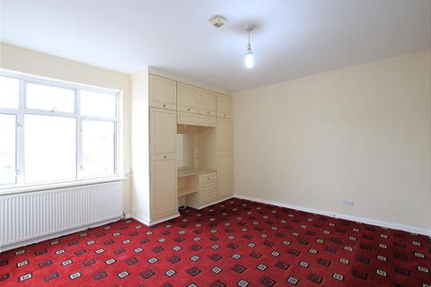 2 bedroom apartment to rent, Vicarage Farm Road, Hounslow TW5