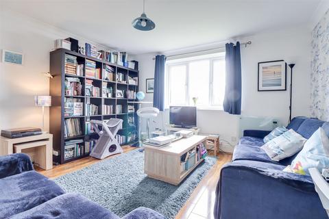 2 bedroom flat for sale, Leigh Road, Leigh-on-Sea SS9