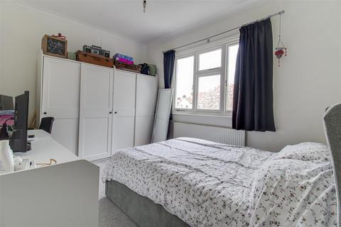 Flat 3, 17 Ailsa Road, Westcliff-on-sea, SS0 8BJ