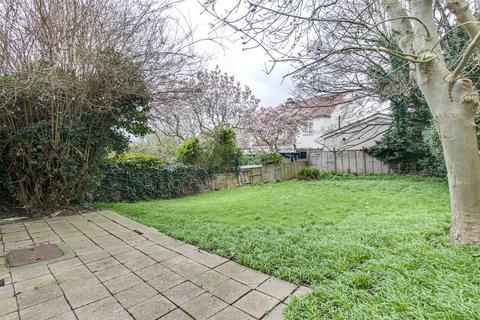 Flat 3, 17 Ailsa Road, Westcliff-on-sea, SS0 8BJ